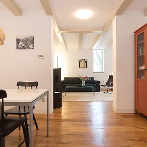 https://kloveniers-studio.amsterdamhotelsnl.com